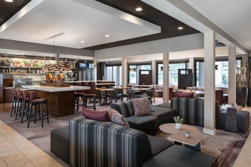 Pleasanton Hotel | Discover Courtyard by Marriott Pleasanton: Pool & Dining