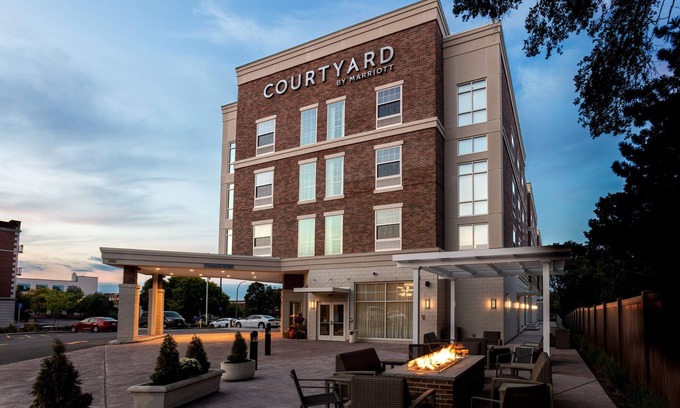 East Avenue Hotel | Explore Comfort at Courtyard by Marriott Rochester Downtown