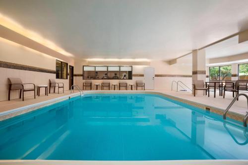 Springfield Hotel | Relax at Courtyard by Marriott Springfield with Pool & Ocean View
