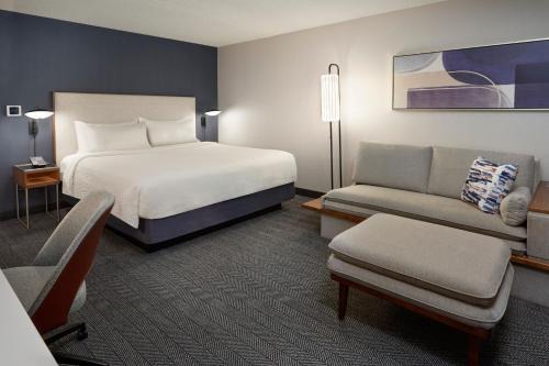 Mississauga Hotel | Comfortable Courtyard by Marriott Mississauga with Pool