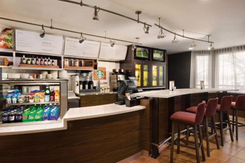 Southwest Topeka Hotel | Pet-Friendly Courtyard by Marriott Topeka with Family Amenities