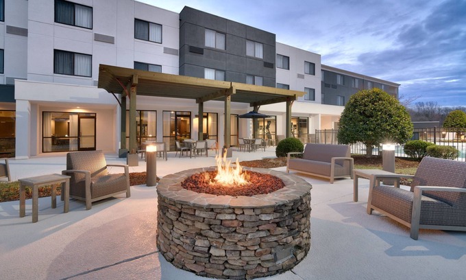 Johnson City Hotel | Relax at Courtyard by Marriott Johnson City with Pool & Spa