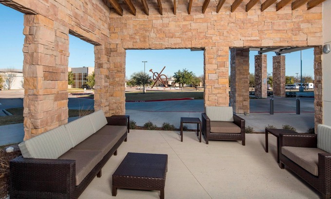 Midlothian Hotel | Inviting Courtyard by Marriott Dallas with Pool & Dining