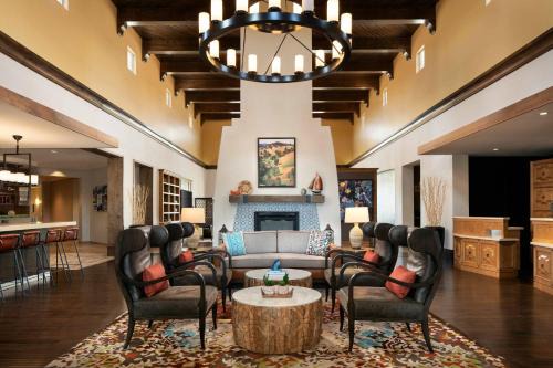 Goleta Hotel | Relaxing Retreat at Courtyard by Marriott Santa Barbara
