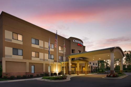 Waldorf Hotel | Relax at Courtyard by Marriott Waldorf with Pool & Dining