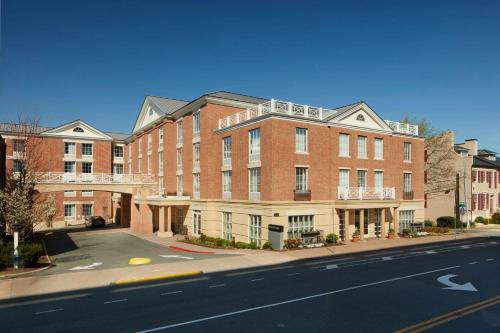 Venable Hotel | Inviting Courtyard by Marriott Charlottesville - Family Friendly
