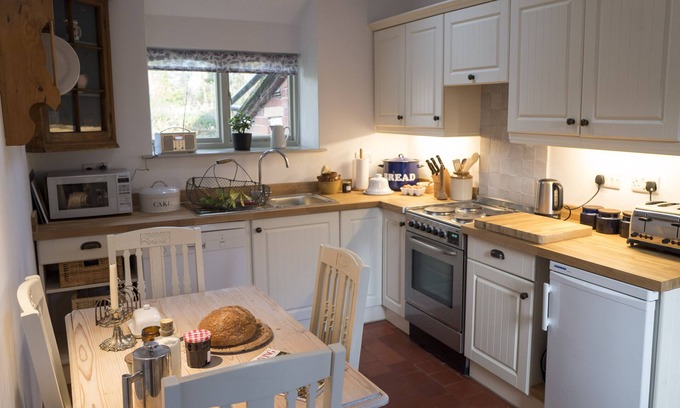 Longford Cottage | Cozy Courtyard Cottage at Underhill House - Pet Friendly Stay