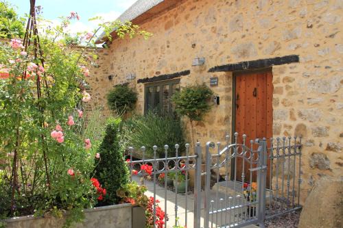 Horton House | Pet-Friendly Retreat at Courtyard Cottage - 10/10 Rated