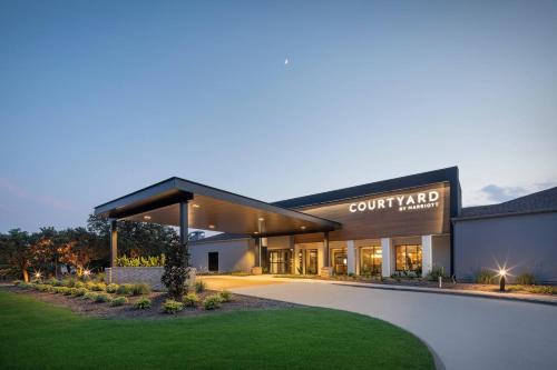 Addison Hotel | Inviting Courtyard Dallas Addison Midway with Pool Access