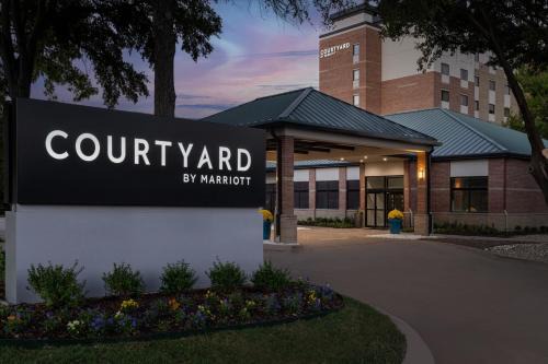 Addison Hotel | Inviting Courtyard Dallas Addison Quorum Drive with Pool
