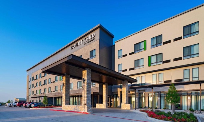 South Arlington Hotel | Elegant Stay at Courtyard Dallas Grand Prairie with Pool