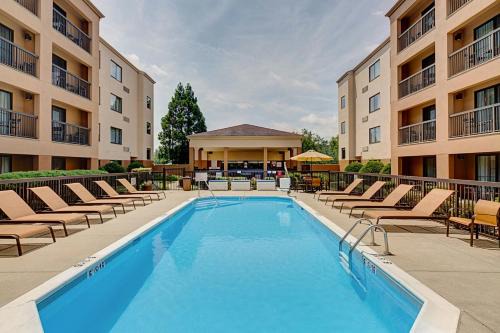 Croasdaile Farm Master Hotel | Cozy Courtyard Durham: Pool & Dining Near Duke University