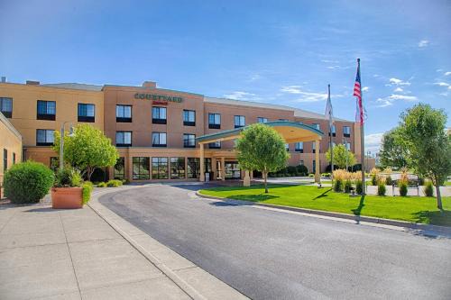 Moorhead Hotel | Welcoming Courtyard Fargo Moorhead: Pet-Friendly & Pool Access