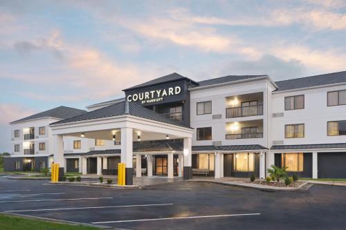 Florence Hotel | Pet-Friendly Courtyard in Florence, South Carolina
