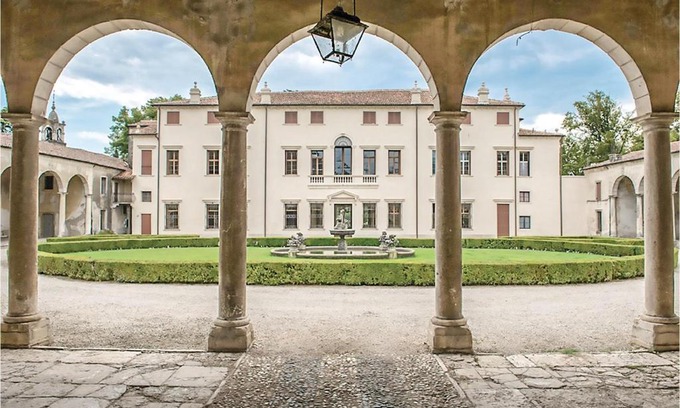 Castelgomberto Apartment | Ideal Courtyard Stay with Family-Friendly Amenities