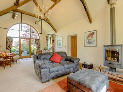 Edwinstowe House | Experience Family Comfort at Courtyard Lodge - 5-Star Stay
