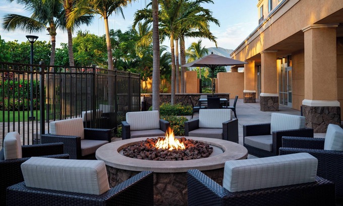 Kahului Hotel | Relax at Courtyard Maui Kahului Airport with Spa & Pool