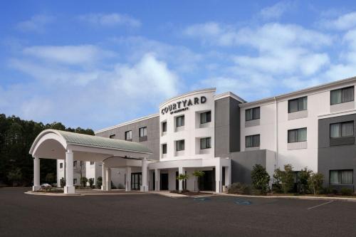Spanish Fort Hotel | Exceptional Courtyard Mobile Spanish Fort with Pool & Dining