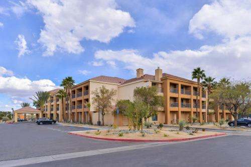 Palm Desert Hotel | Relax at Courtyard Palm Desert with Ocean Views & Pool