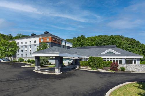 Rochester Hotel | Relax at Courtyard Rochester East with Pool & Dining Options