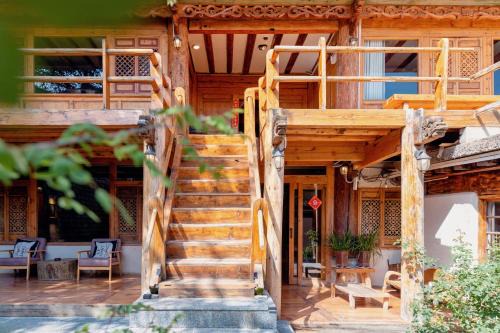 Shangri-La Bed & Breakfast | Discover Courtyard Shangri-la: Pet-Friendly Retreat