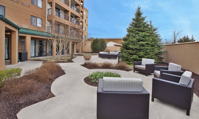 Somerset Hotel | Inviting Courtyard Somerset by Marriott with Pool & Spa