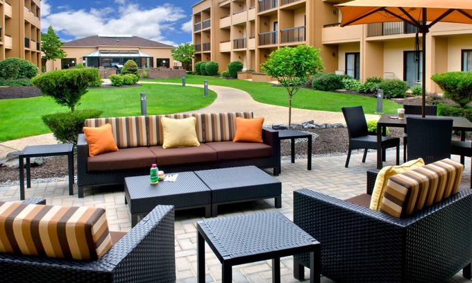 East Syracuse Hotel | Cozy Courtyard Syracuse Carrier Circle with Pool & Dining