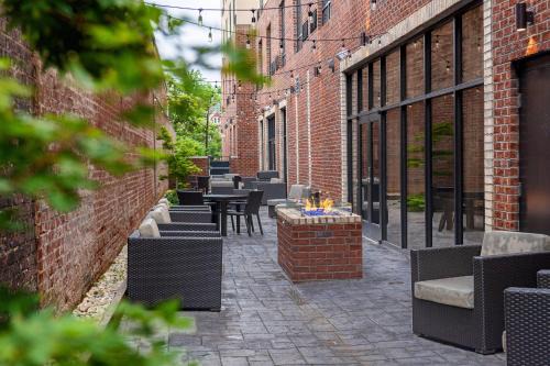 Winston - Salem Hotel | Comfortable Courtyard Winston-Salem Downtown with Pool & Dining