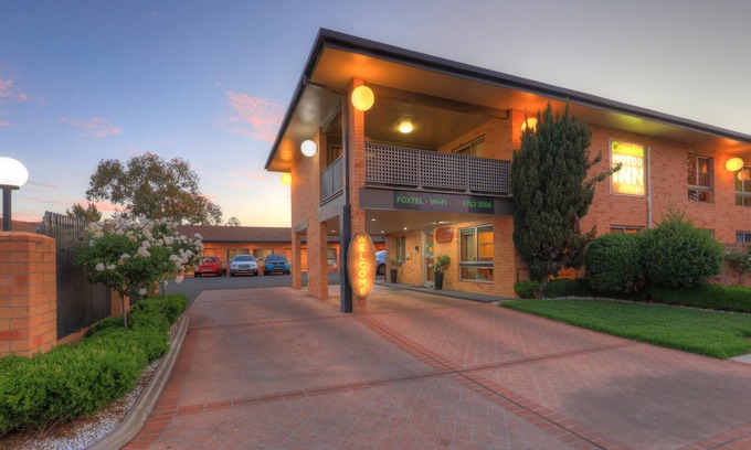 Inverell Hotel | Top-Rated Cousins Motor Inn: Pool, Kitchen & Breakfast