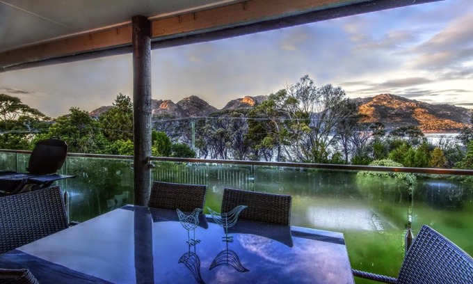 Coles Bay House | Beachfront Cove Apartment 2: Guest Rated 9/10 Stay