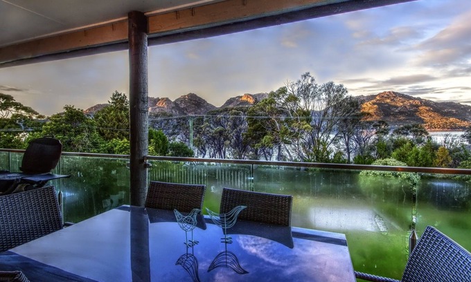 Coles Bay Apartment | Beautiful Cove Beach Apartment 2 with Ocean Views & Spa