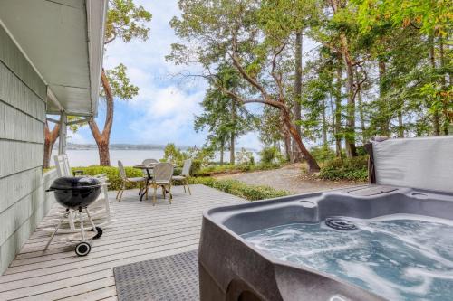 Coupeville House | Serene Cove Cottage with Spa and Waterfront Views