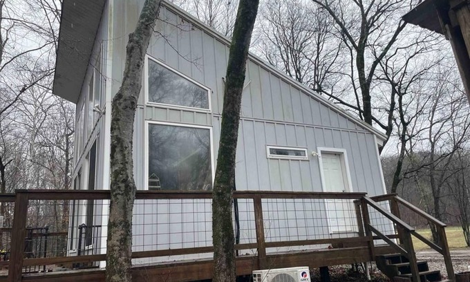 Jones Mills Cabin | Cozy Cove Creek Cabins: Pet-Friendly Retreat with Spa & Kitchen