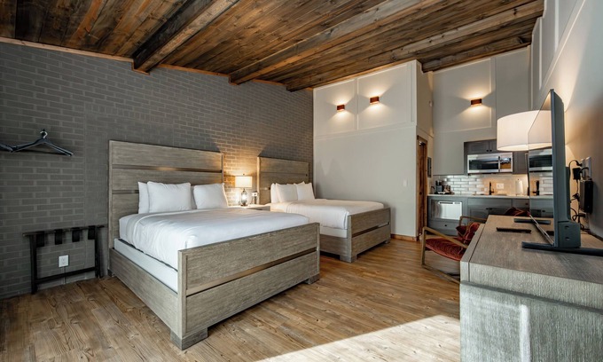 Thayerville Hotel | Cove Creek Lodge 213: Dog Friendly Standard Double Queen Room