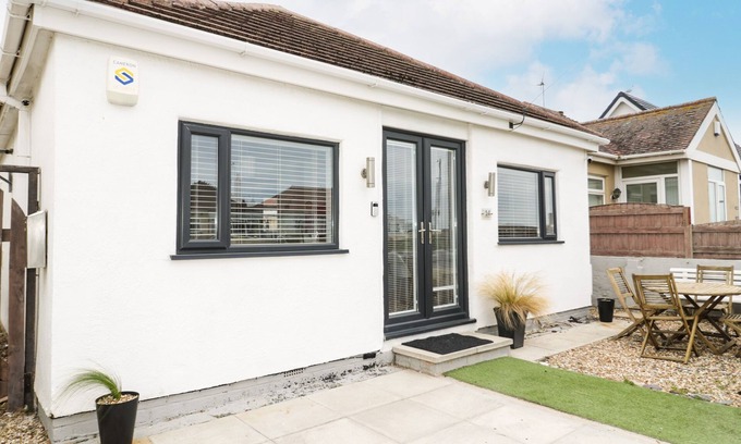 Kinmel Bay Cottage | Family-Friendly COVE HOUSE with Oceanfront Views in Kinmel Bay