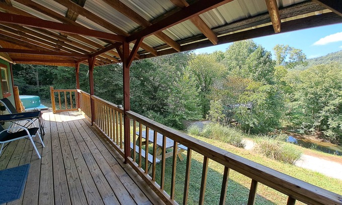 Stanton Cabin | Covered Bridge + Cabin on water w/hot tub IN the Red River Gorge!