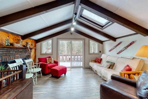 Bartlett House | Cozy Covered Bridge Chalet: Pet-Friendly Family Retreat