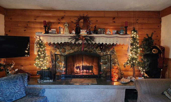 Jackson Hotel | Scenic Covered Bridge Riverview Lodge with Family-Friendly Amenities