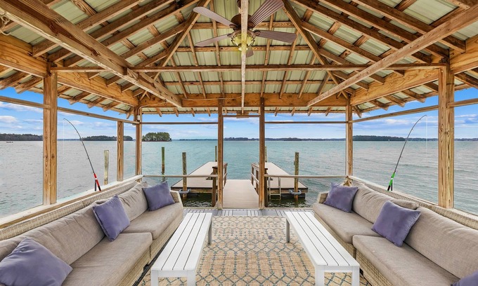 Mount Mourne House | Covered Dock, King Suite, Modern Design, & Kayaks