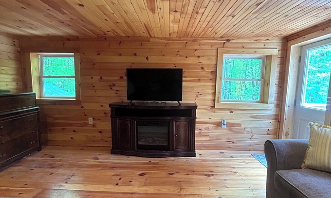 Schuylerville Apartment | Cozy Coveville Cabin: Guest Rated 10/10 with Kitchen & Breakfast