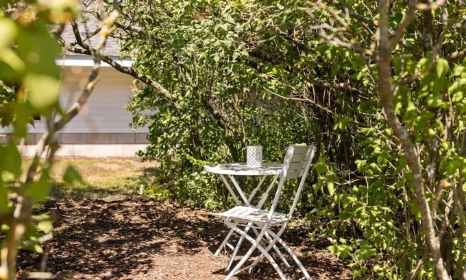 Honor House | Pet-Friendly Covey Road Farmhouse with Breakfast & Kitchen