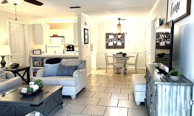 Starkville Condo | Cozy Cowbell Condo: Guest Rated 9.8 with Breakfast & Kitchen