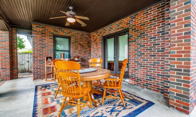 Fort Worth Cultural District House | Central Cowboy Casa: Top-Rated Stay with Family Amenities!