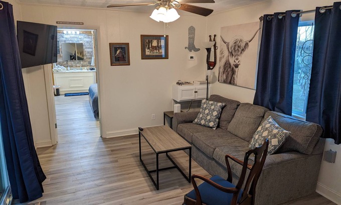 Florence House | Pet-Friendly Cowboy Cottage: Rated 10/10 by Guests