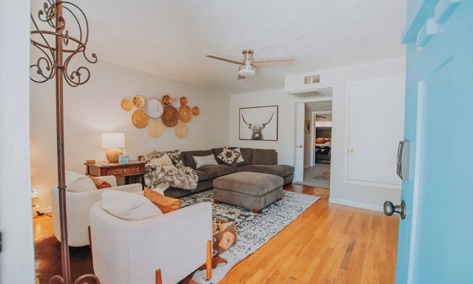 Westside House | Relaxing Cowboy Den with Hot Tub and Game Room Awaits!