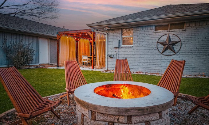 Southwest Carrollton House | Unforgettable Poolside Retreat with BBQ and Firepit