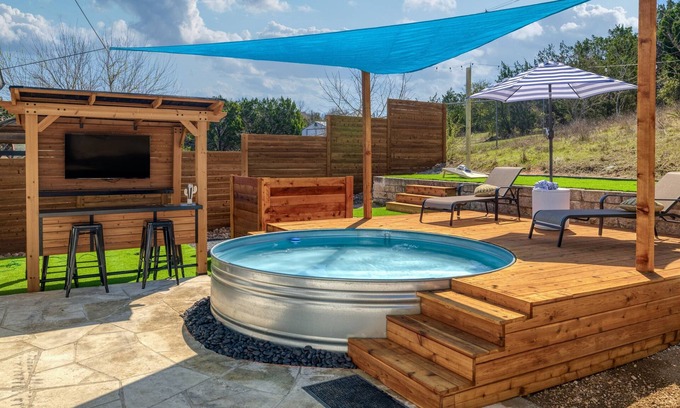 West Oak Hill House | Cowboy Ridge - Luxe & Serene Gem: Cowboy Pool - Games - Fire Pits - Sleeps 12