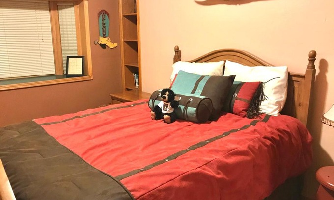 Gardiner Apartment | Explore Cowboy's Lodge: Family-Friendly Retreat with Dining