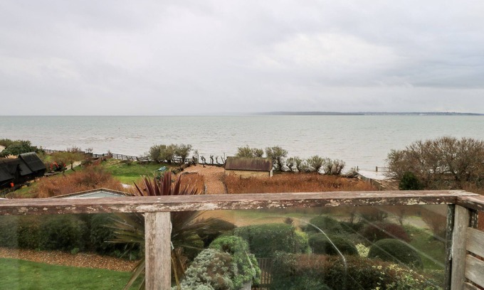 Hill Head Cottage | Pet-Friendly Cowes View Cottage with Garden in Fareham