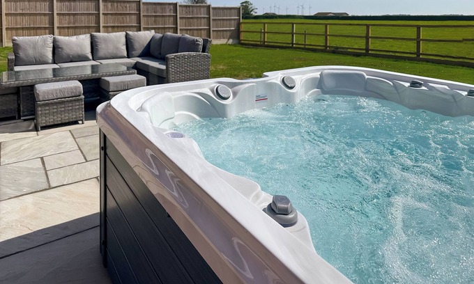 Maltby le Marsh Cottage | Modern Holiday Home with Hot Tub near the Coast